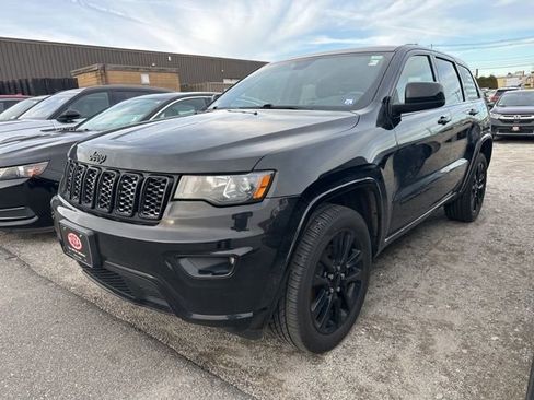 Used 2021 Jeep Grand Cherokee Laredo X image 3