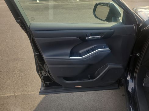 Used 2023 Toyota Highlander XLE image 15