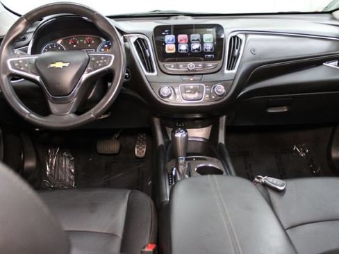 Used 2017 Chevrolet Malibu LT w/ Leather Package FWD image 2