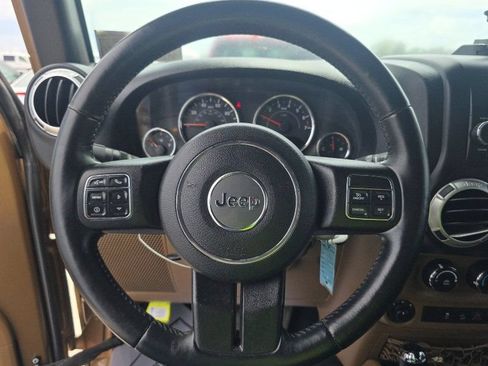 Used 2015 Jeep Wrangler Unlimited Rubicon w/ Connectivity Group AWD/4WD image 11