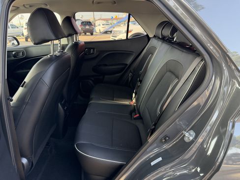 Used 2025 Hyundai Venue Limited FWD image 10