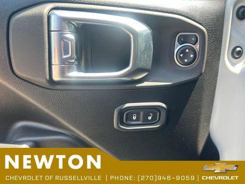 Used 2025 Jeep Gladiator Sport AWD/4WD image 9
