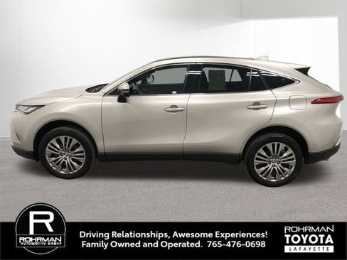 Used 2023 Toyota Venza Limited image 3