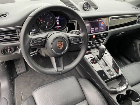 Certified 2024 Porsche Macan image 5