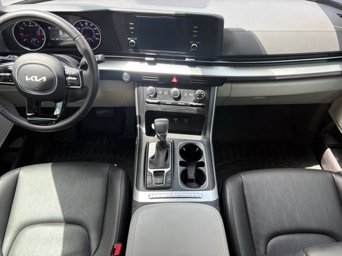 Used 2024 Kia Carnival LX FWD image 2
