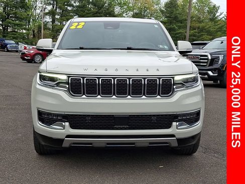 Used 2022 Jeep Wagoneer Series III w/ Premium Group I AWD/4WD image 2