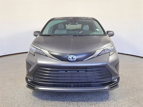 Used 2025 Toyota Sienna XLE image 3
