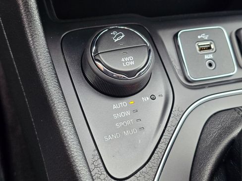 Used 2019 Jeep Cherokee Latitude Plus w/ Comfort/Convenience Group AWD/4WD image 23