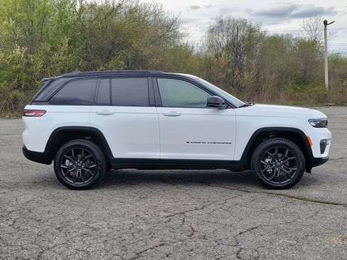 Used 2025 Jeep Grand Cherokee Limited AWD/4WD image 4