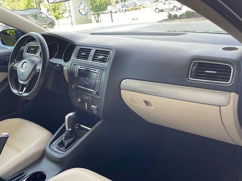 Used 2017 Volkswagen Jetta SE FWD image 8