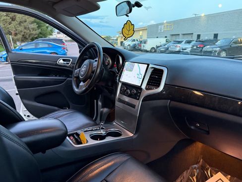 Used 2012 Jeep Grand Cherokee Laredo w/ Laredo E Group AWD/4WD image 18