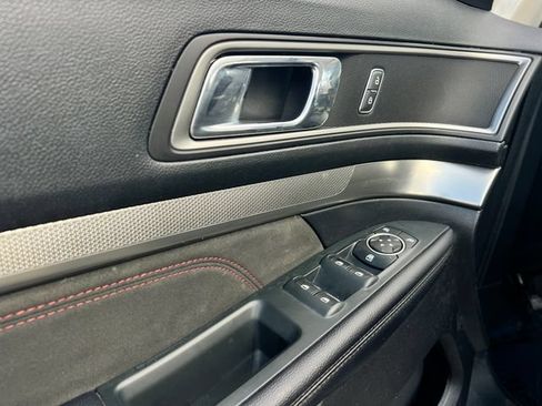 Used 2018 Ford Explorer XLT w/ Equipment Group 202A AWD/4WD image 10