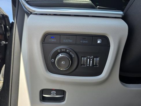 Used 2022 Jeep Grand Cherokee Overland w/ Luxury Tech Group IV AWD/4WD image 14