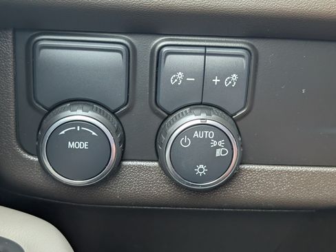 Used 2024 Chevrolet Suburban LT RWD image 16