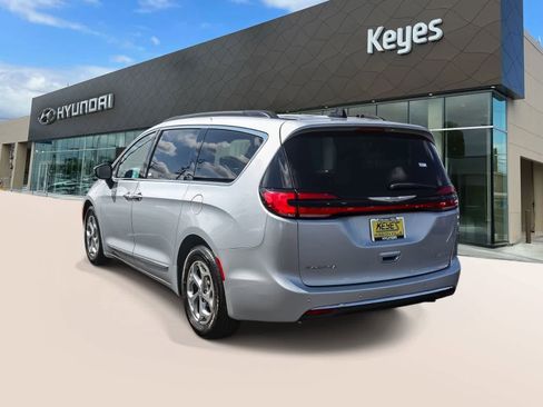 Used 2023 Chrysler Pacifica Limited FWD image 7