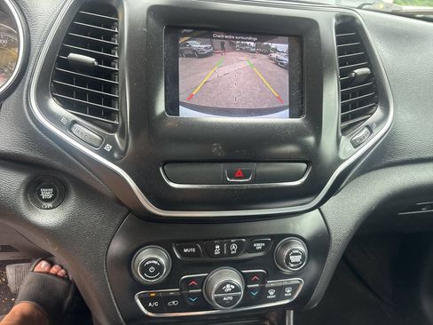 Used 2019 Jeep Cherokee Latitude Plus w/ Comfort/Convenience Group AWD/4WD image 13