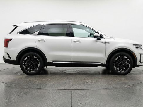 Used 2024 Kia Sorento S image 11