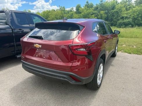 Used 2024 Chevrolet Trax LS w/ LS Convenience Package FWD image 10