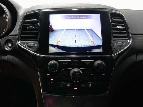 Used 2021 Jeep Grand Cherokee Laredo X AWD/4WD image 14