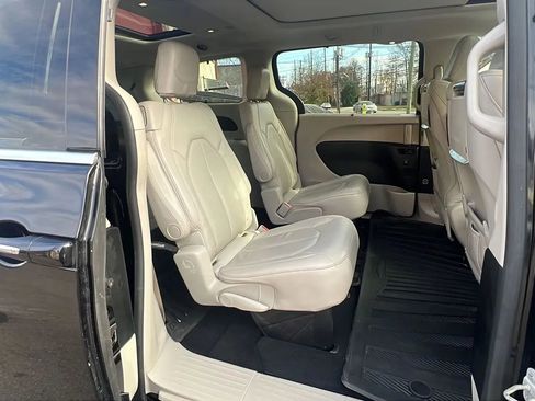 Used 2019 Chrysler Pacifica Touring-L Plus image 32