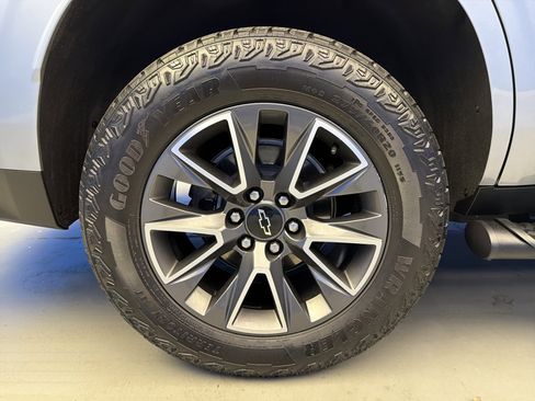 Used 2024 Chevrolet Tahoe Z71 w/ Luxury Package image 9