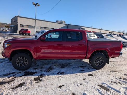 Certified 2021 Toyota Tacoma SR5 image 3