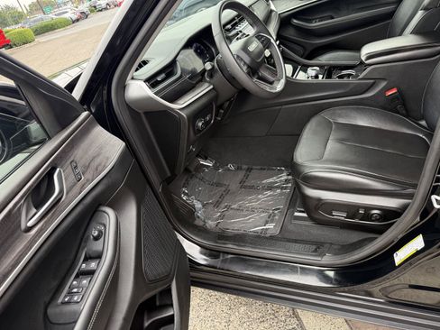 Used 2023 Jeep Grand Cherokee Limited AWD/4WD image 10