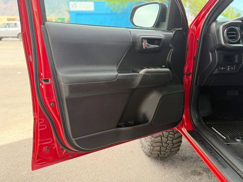 Used 2018 Toyota Tacoma TRD Off-Road w/ Technology Package AWD/4WD image 6