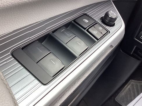 Used 2025 Toyota Sienna LE image 22