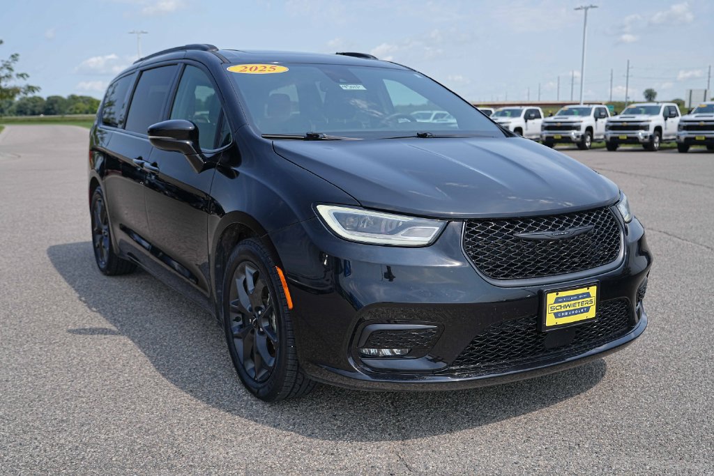 Used 2025 Chrysler Pacifica Limited FWD image 5