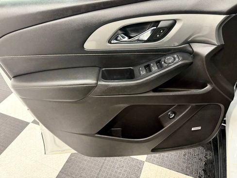 Used 2021 Chevrolet Traverse RS image 17