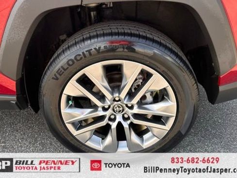 Used 2022 Toyota RAV4 XLE Premium image 9