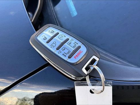 Used 2024 Chrysler Pacifica Limited image 12