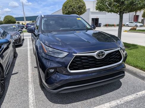 Used 2023 Toyota Highlander XLE FWD image 1