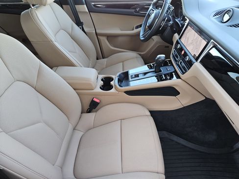 Certified 2025 Porsche Macan image 15