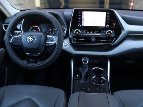 Used 2020 Toyota Highlander XLE FWD image 36