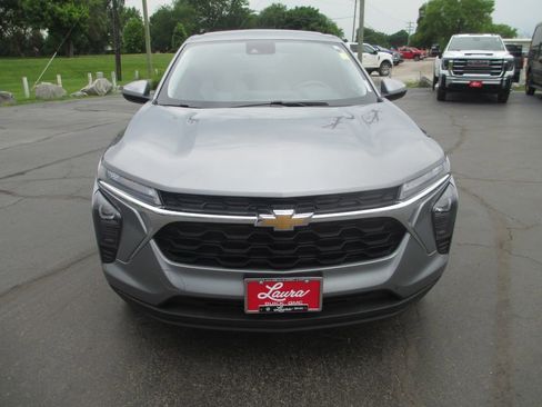 Used 2025 Chevrolet Trax LS w/ LS Convenience Package FWD image 13