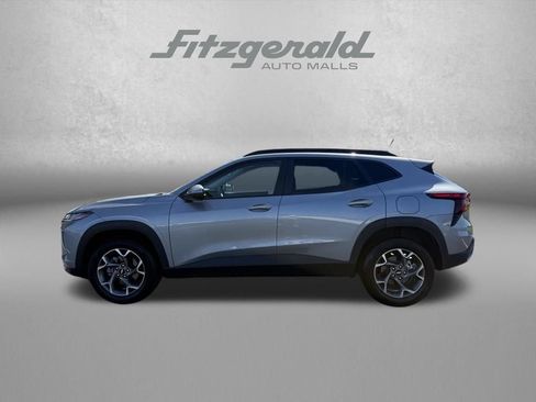Used 2025 Chevrolet Trax LT FWD image 7