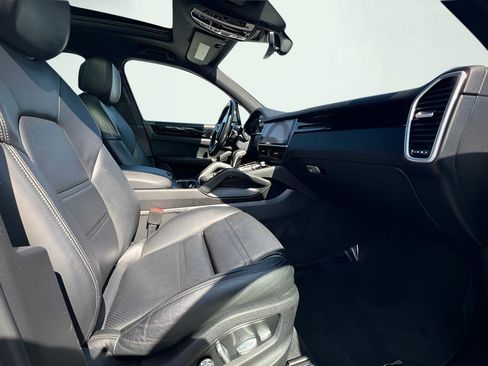 Used 2020 Porsche Cayenne image 27