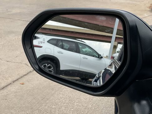 Used 2025 Toyota Camry SE image 11