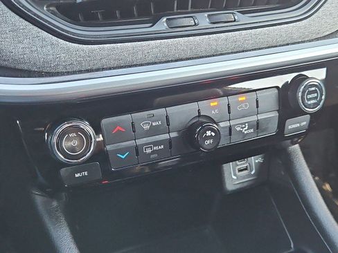 Used 2025 Jeep Compass Latitude AWD/4WD image 17
