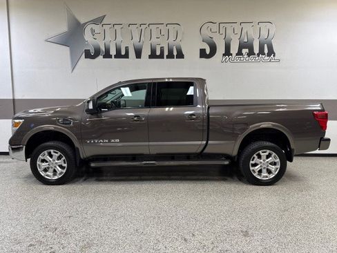 Used 2018 Nissan Titan Platinum Reserve w/ Platinum Utility Package image 11