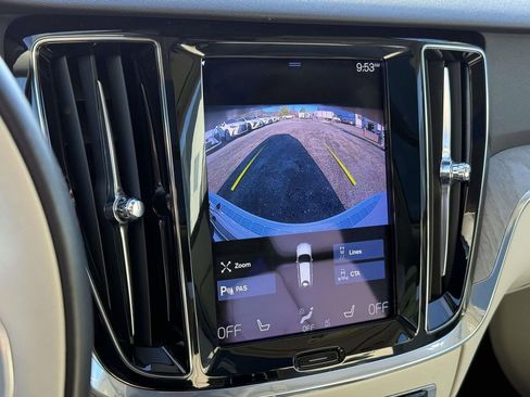 Used 2021 Volvo V60 T5 Cross Country image 11