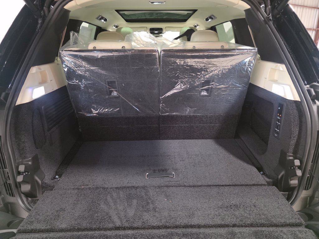 New 2027 Land Rover Range Rover Long Wheelbase SE AWD/4WD image 9