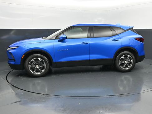 Used 2025 Chevrolet Blazer LT AWD/4WD image 2