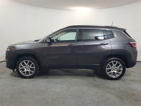 Used 2022 Jeep Compass Latitude image 4