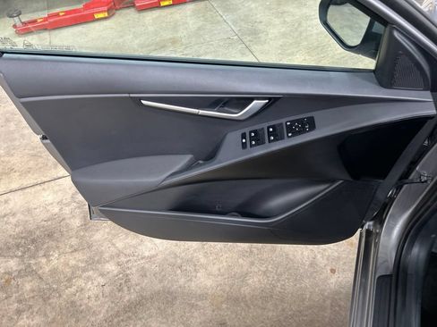 Used 2025 Kia Niro LX FWD image 8