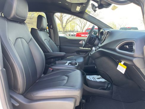 New 2026 Chrysler Voyager LX image 28