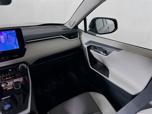 Used 2025 Toyota RAV4 Limited image 22