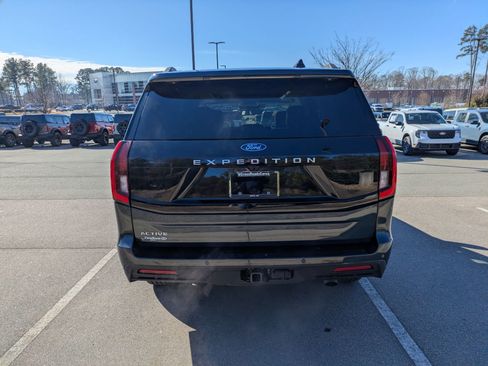 Certified 2025 Ford Expedition Active image 5